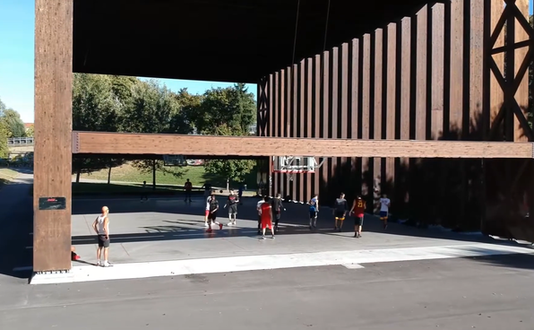 Un campo da basket con una copertura fatta di portali di legno | © LignoAlp