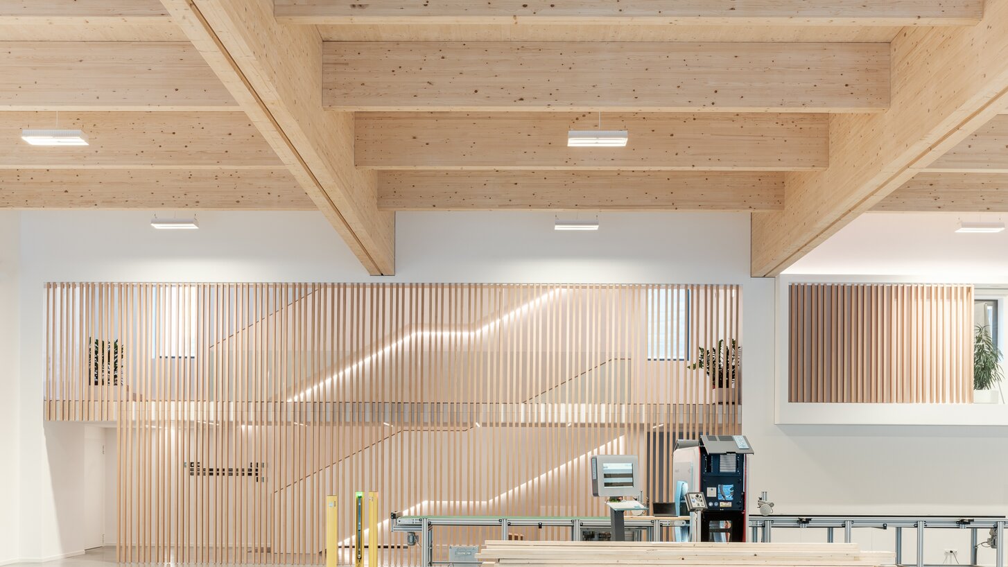 Firmensitz und Fassade aus Holz in Südtirol | © Davide Perbellini