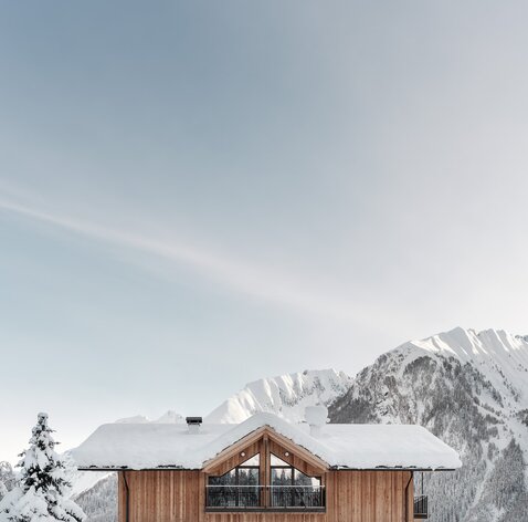 Das oberste Geschoss eines Hauses mit Satteldach und einer vertikalen Holzschalung | © Davide Perbellini