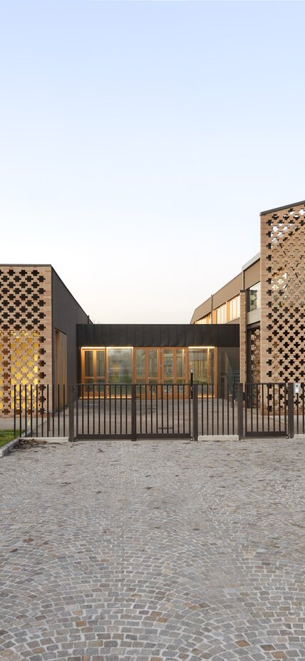 Mehrzweckgebäude aus Holz in der Provinz Bergamo | © Michele Nastasi