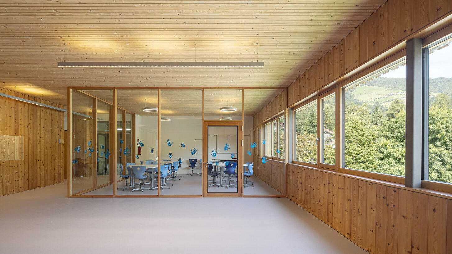 Eine Schulklasse mit Wänden und Decke aus naturbelassenem Holz | © Samuel Holzner