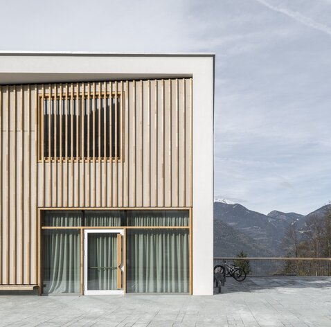 Wooden façade and green flat roof | © Oliver Jaist