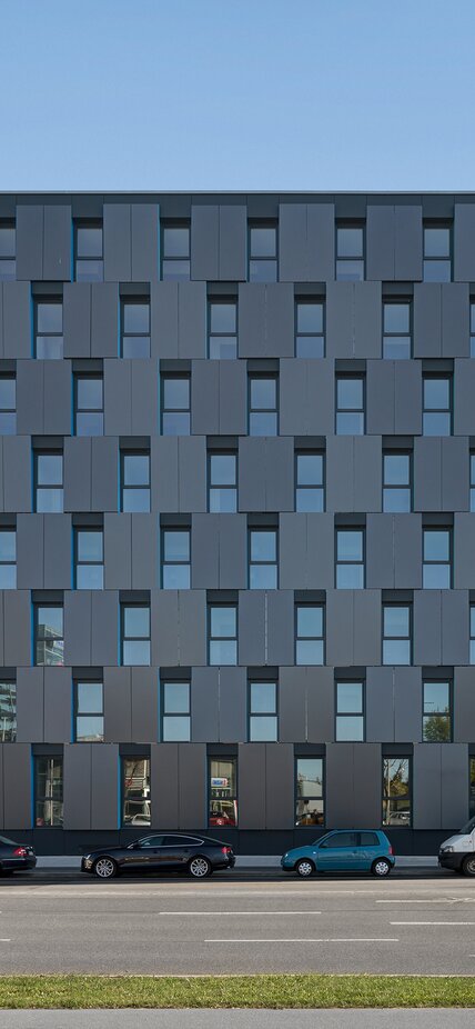 La facciata di taglio moderno di un edificio di 8 piani | © Regina Sedlmayer