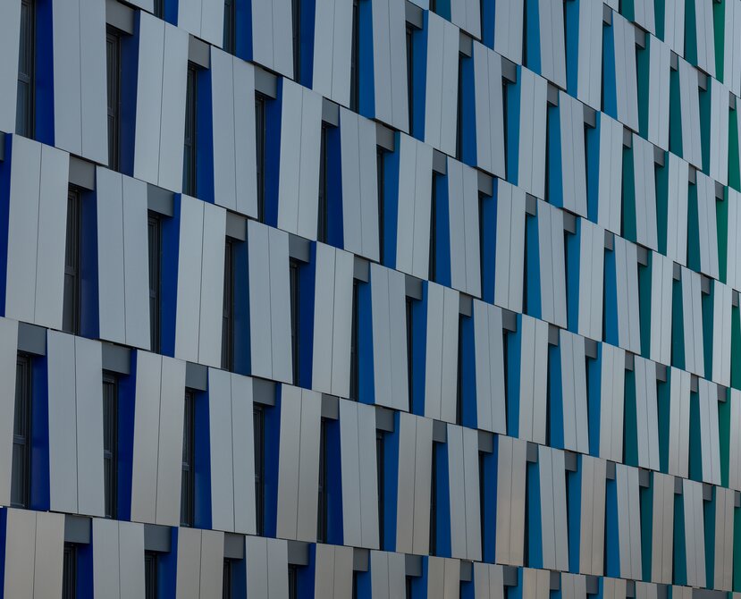 Eine moderne Fassade eines achtstöckigen Gebäudes | © Regina Sedlmayer