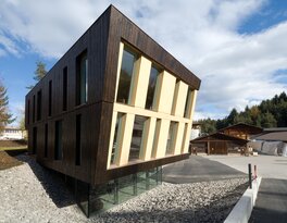 Edificio amministrativo in legno lamellare in Alto Adige